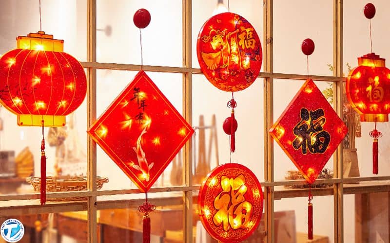 Kết hợp giữa đèn led và dây vàng ấm giúp không gian ngập tràn ánh sáng của sự đoàn viên